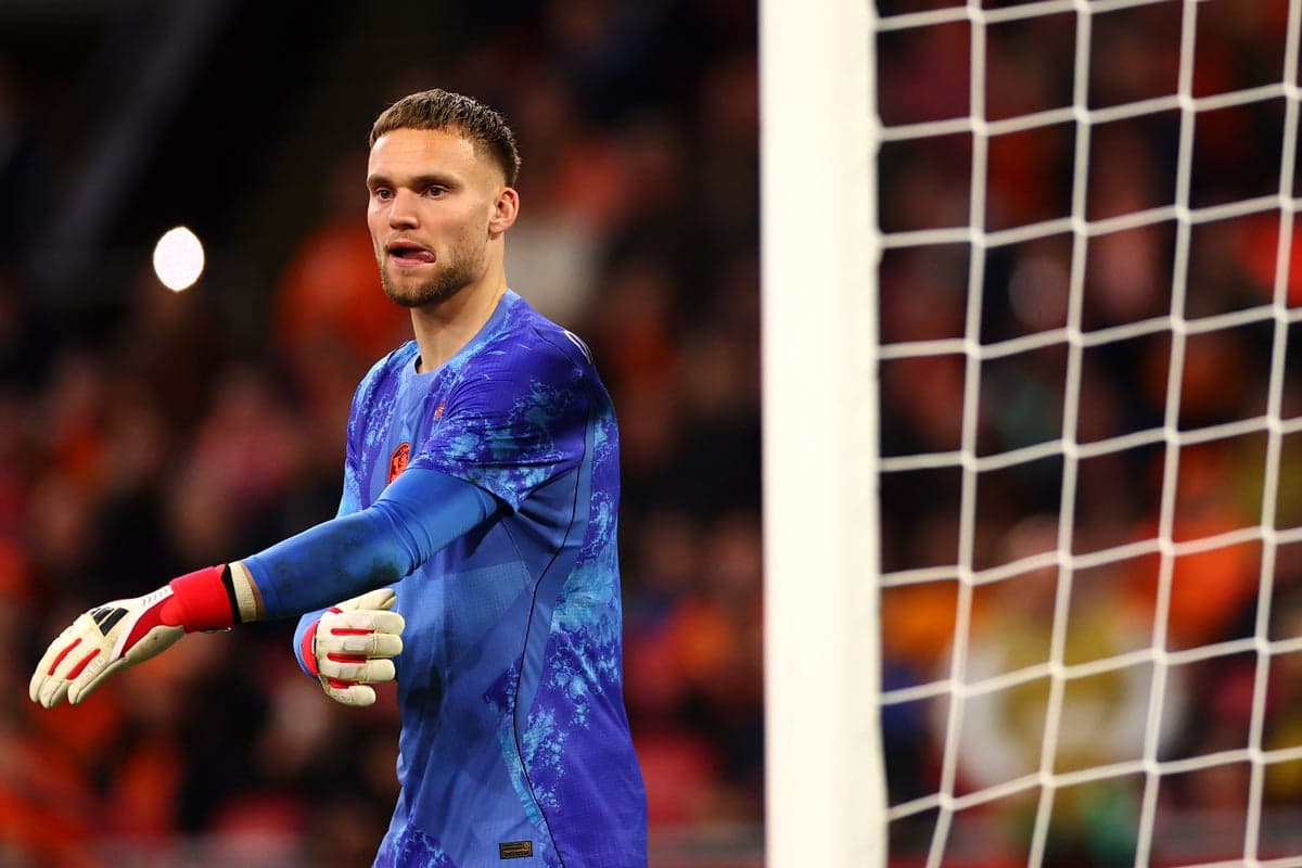 Bart Verbruggen, Netherlands' goalkeeper, speaking confidently during an interview about the 2026 World Cup.