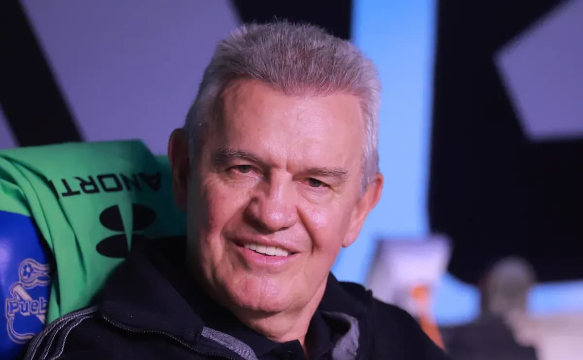 Javier Aguirre, manager of Mexico, looking stern on the sideline during the 2026 World Cup warm-up match against Ghana at the Estadio Cuauhtémoc.